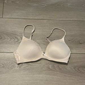 32D Victoria’s Secret T-shirt bra